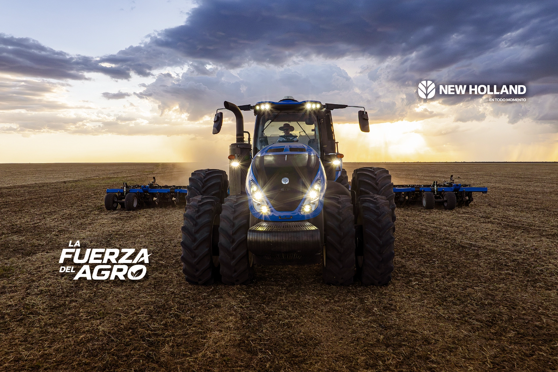 Tractor New Holland trabajando en campo