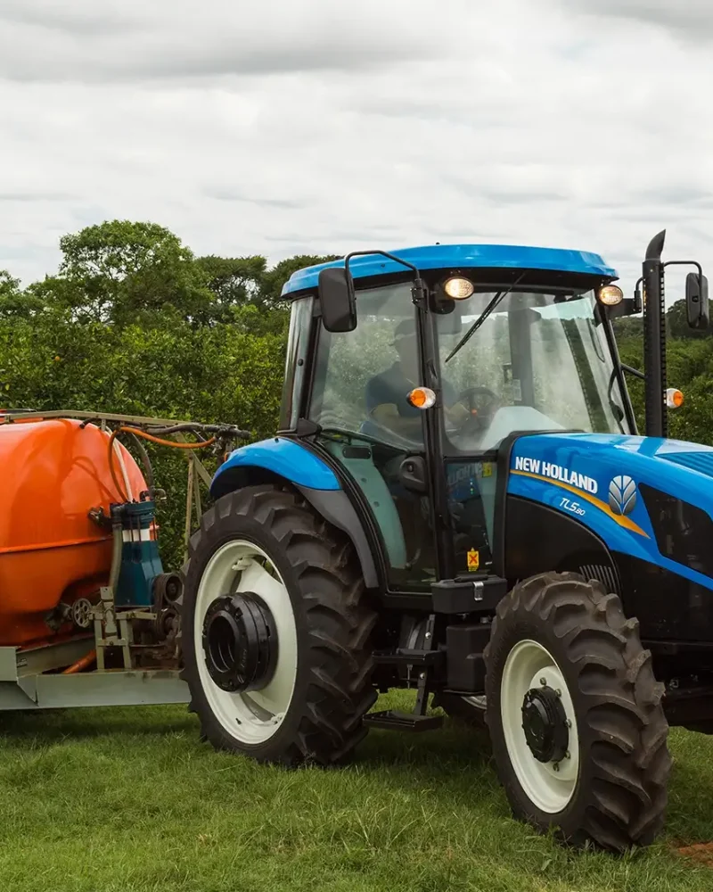 trator-new-holland-modelo-tl5-Trator-em-campo-com-carga
