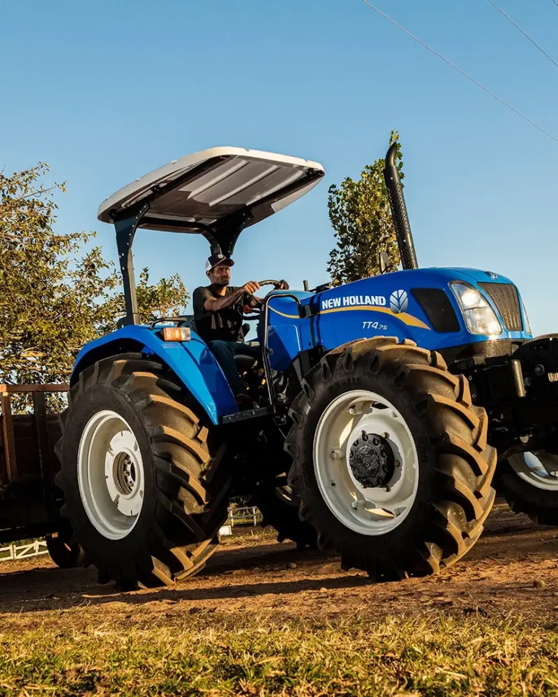 trator-new-holland-modelo-tt4-trator-visao-de-baixo-pra-cima